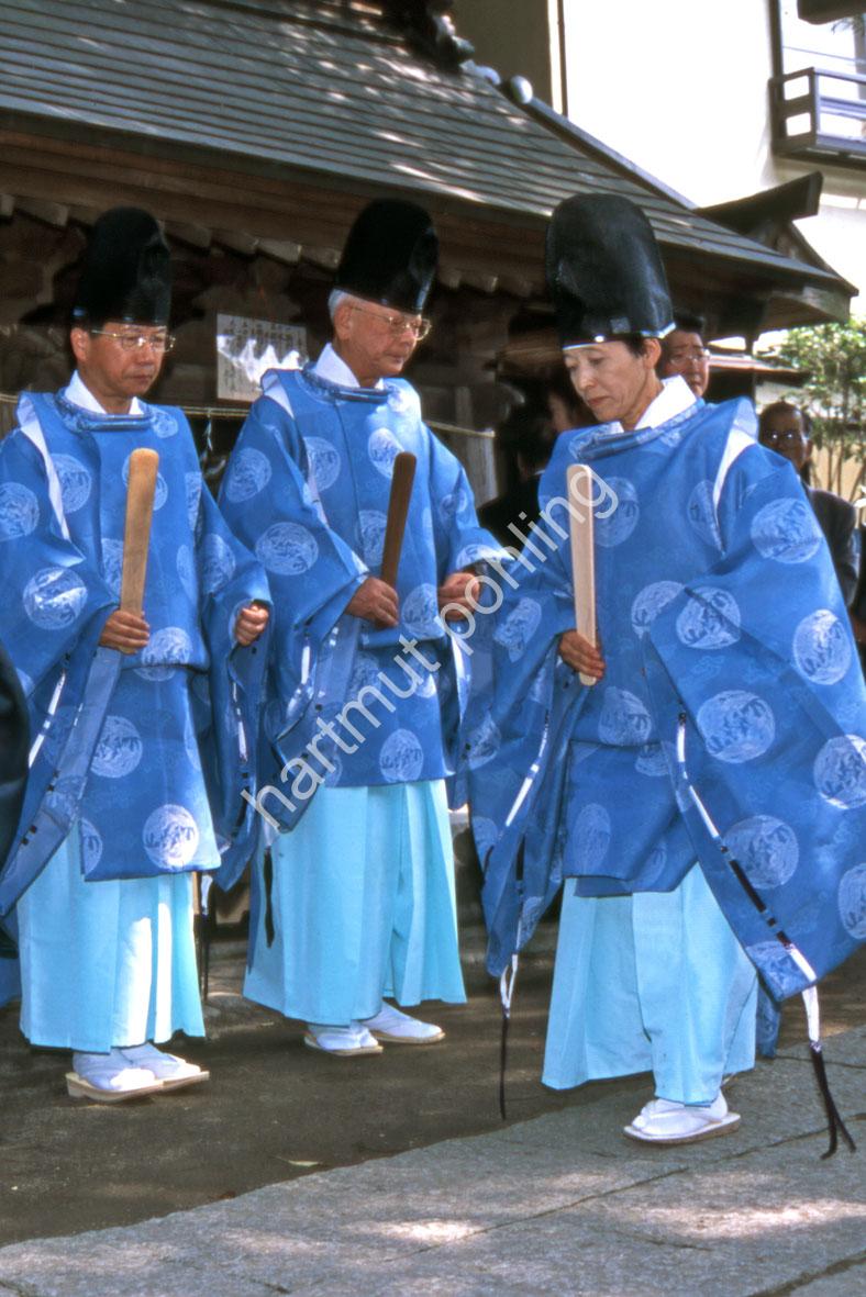 JAPAN-MATSURI-MENKAKE-GYORETSU02