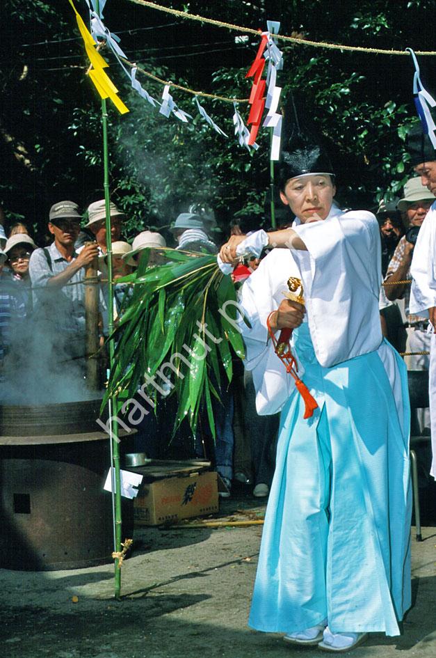 JAPAN-MATSURI-MENKAKE-GYORETSU16