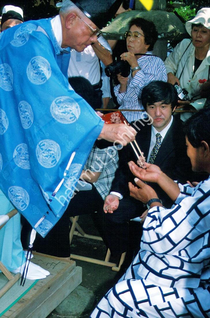 JAPAN-MATSURI-MENKAKE-GYORETSU17