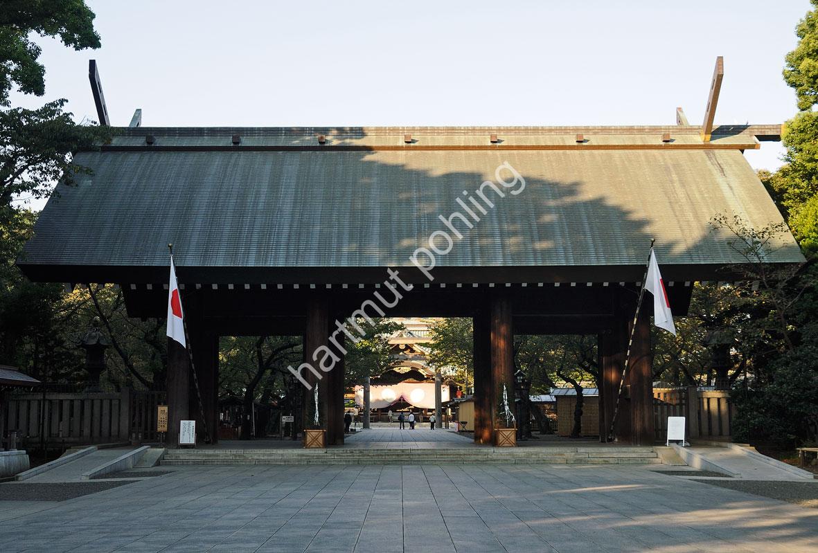 ITO-CHUTA-SHINMON-YASUKUNI-JINJA