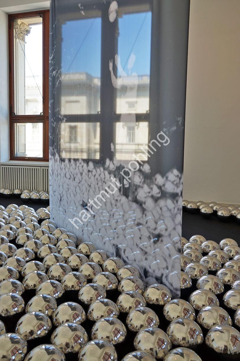 KUSAMA-YAYOI-NARCISSUS-GARDEN04