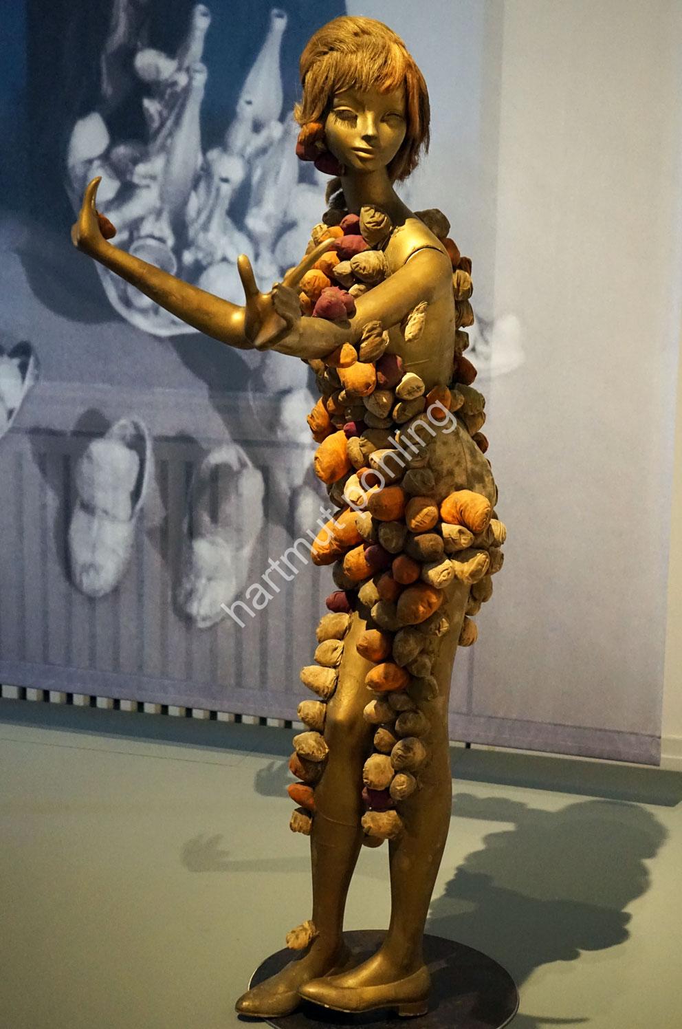 KUSAMA-YAYOI-PHALLIC-GIRL