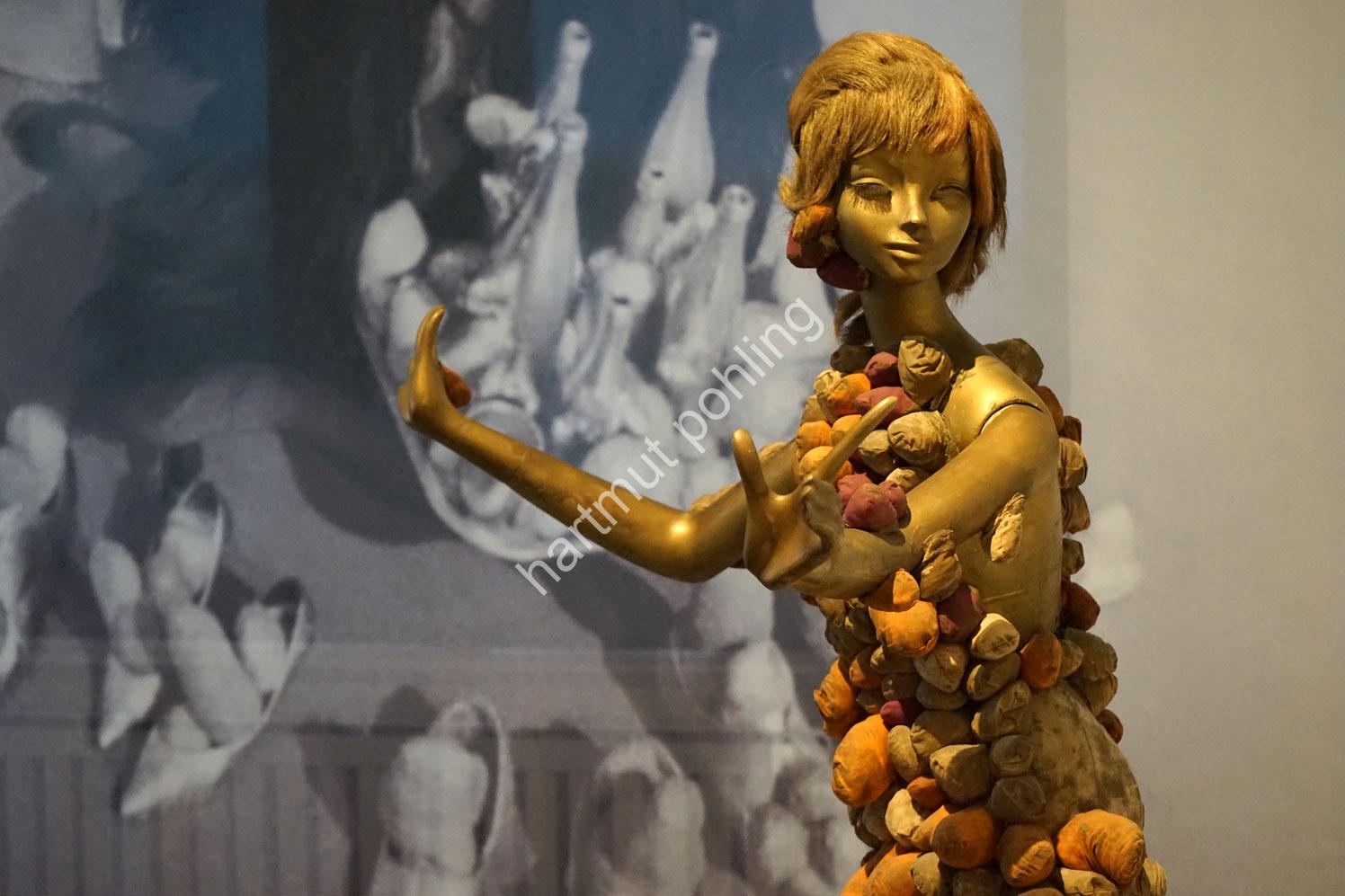 KUSAMA-YAYOI-PHALLIC-GIRL02