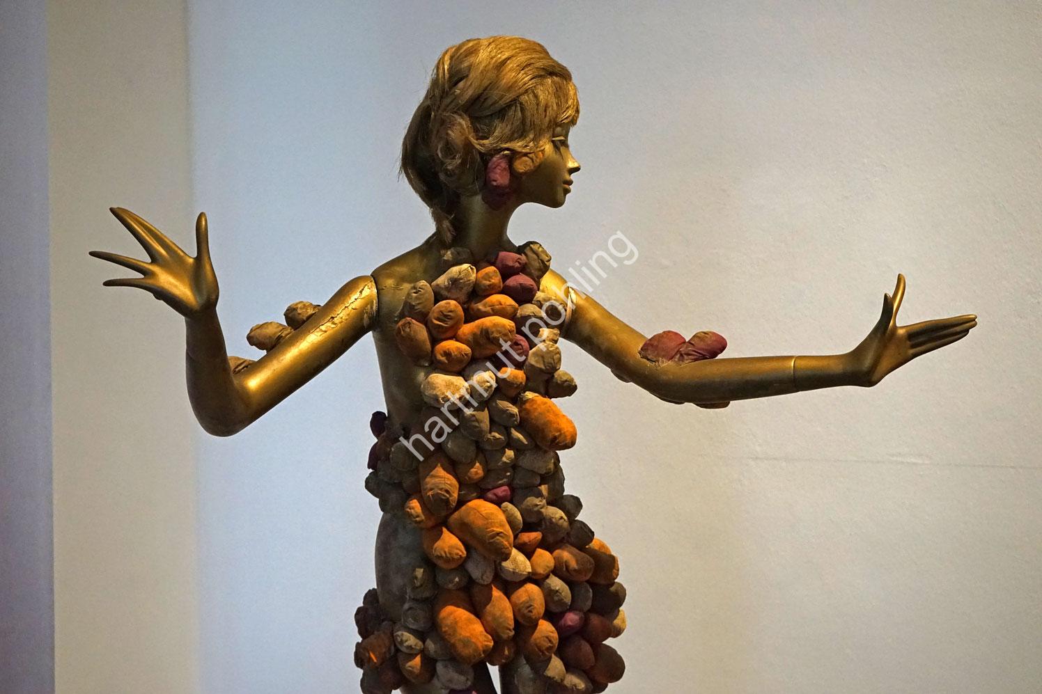 KUSAMA-YAYOI-PHALLIC-GIRL03