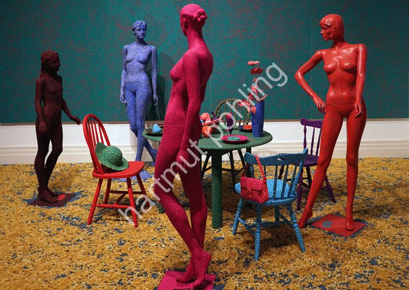 KUSAMA-YAYOI-TABLE-AND-CHAIR02