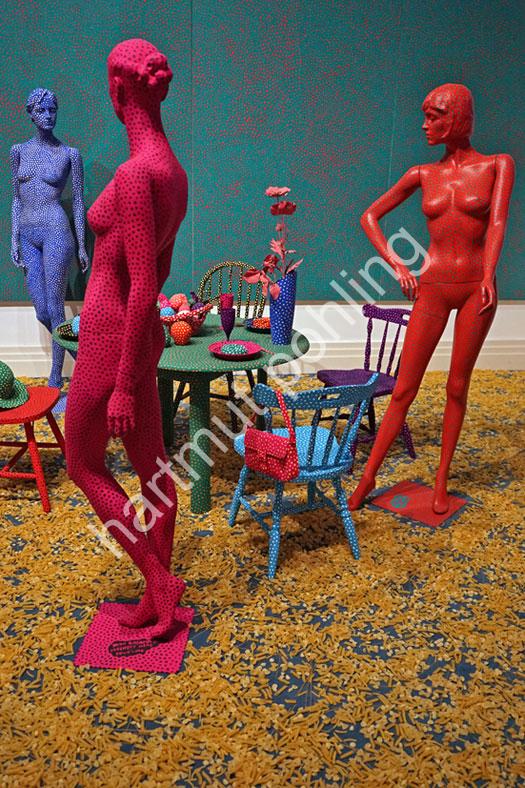 KUSAMA-YAYOI-TABLE-AND-CHAIR03