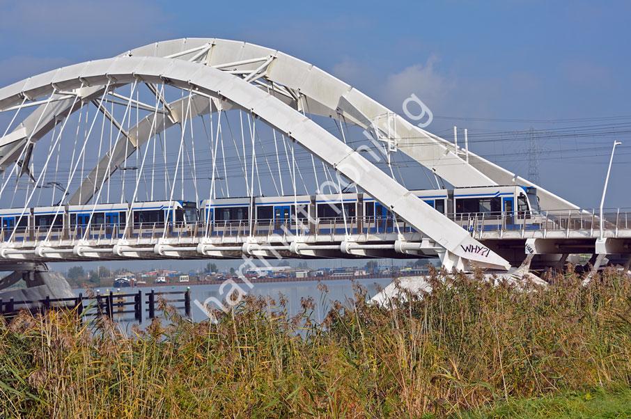 GRIMSHAW-NICHOLAS-ENNEÜS-HEERMA-BRIDGE04