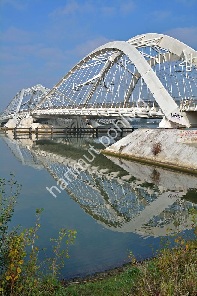 GRIMSHAW-NICHOLAS-ENNEÜS-HEERMA-BRIDGE09