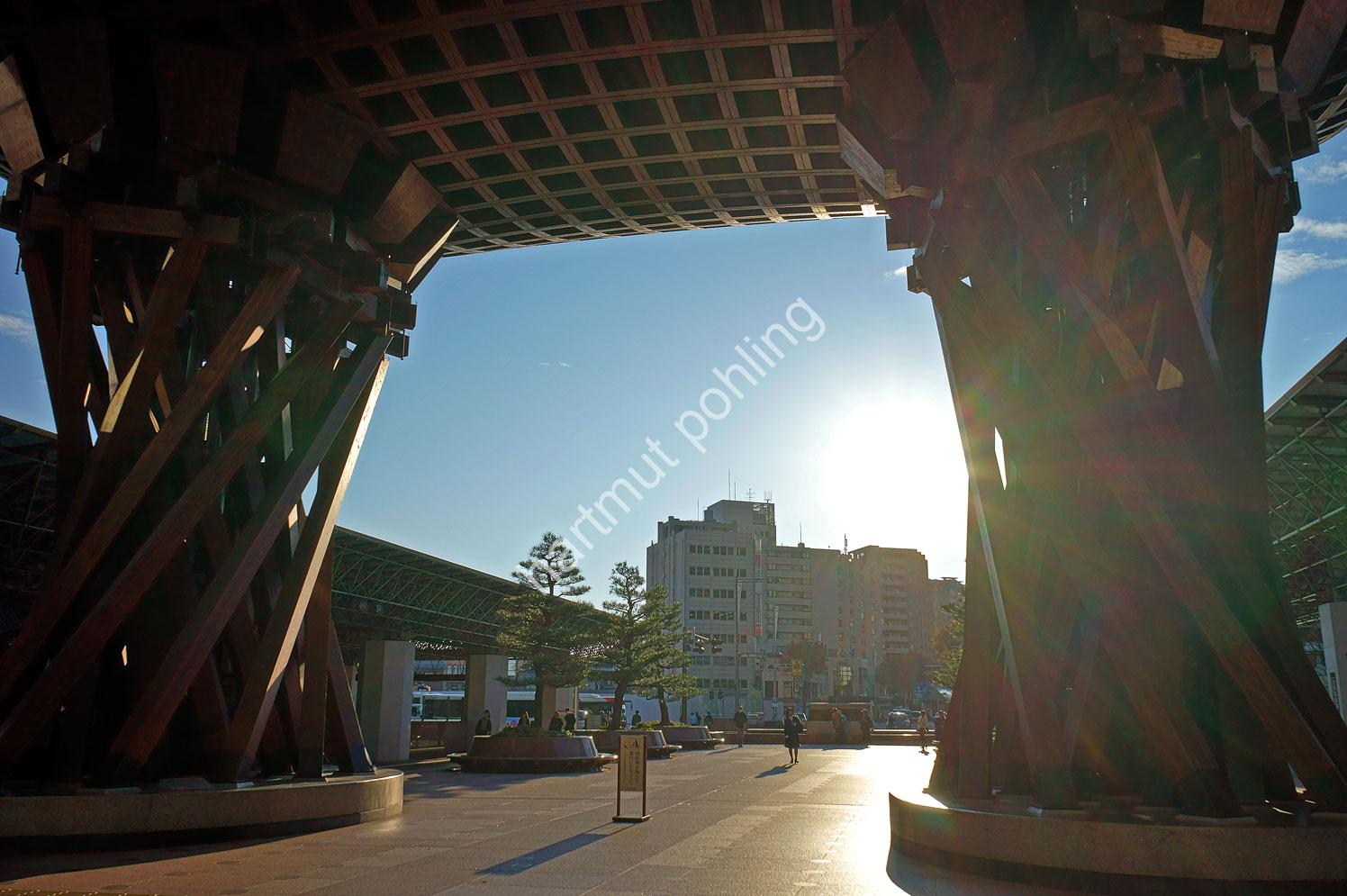 SHIRAE-RYUZO-KANAZAWA-STATION-TSUZUMI-GATE02