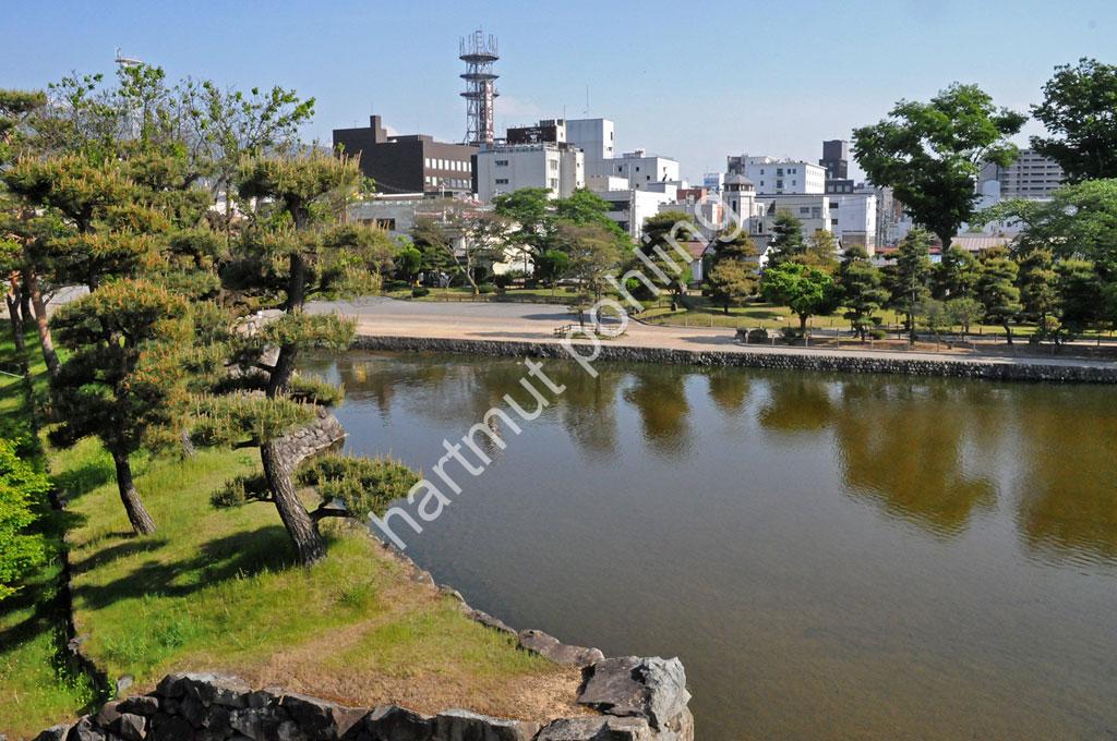 JAPAN-STADT-MATSUMOTO-CASTLE-MOAT