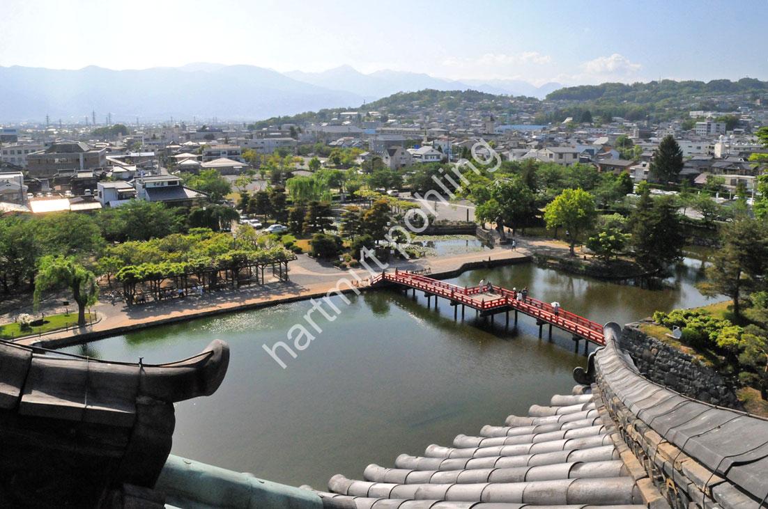 JAPAN-STADT-MATSUMOTO-CASTLE-MOAT02
