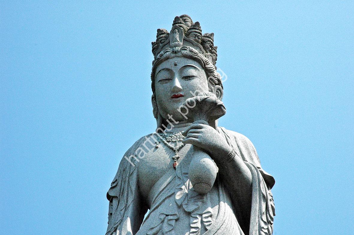 JAPANESE-TEMPLE-GANSHO-IN-KANNON-STATUE02
