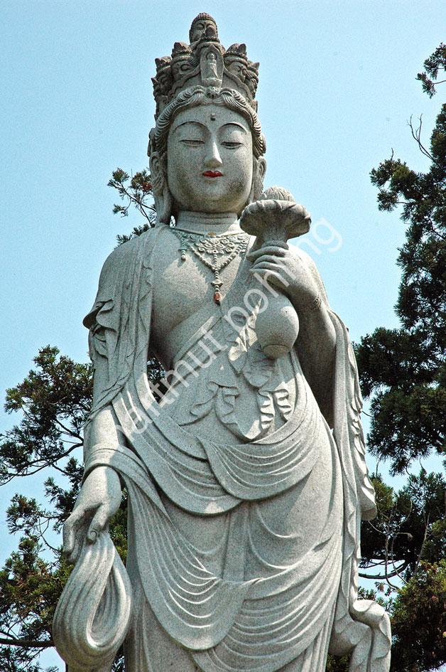 JAPANESE-TEMPLE-GANSHO-IN-KANNON-STATUE03