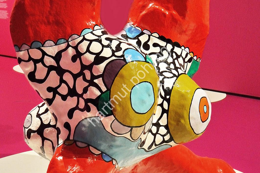 DE-SAINT-PHALLE-NIKI-RED-NANA-LEGS-IN-THE-AIR04