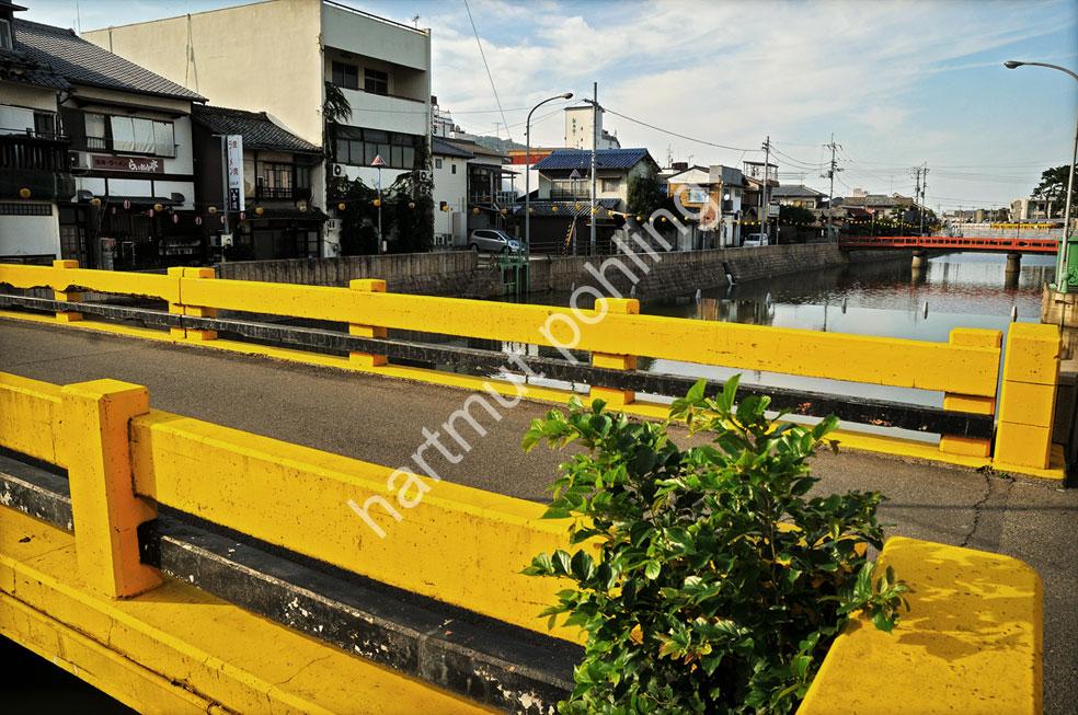 JAPAN-STADT-KOTOHIRA-YELLOW-BRIDGE