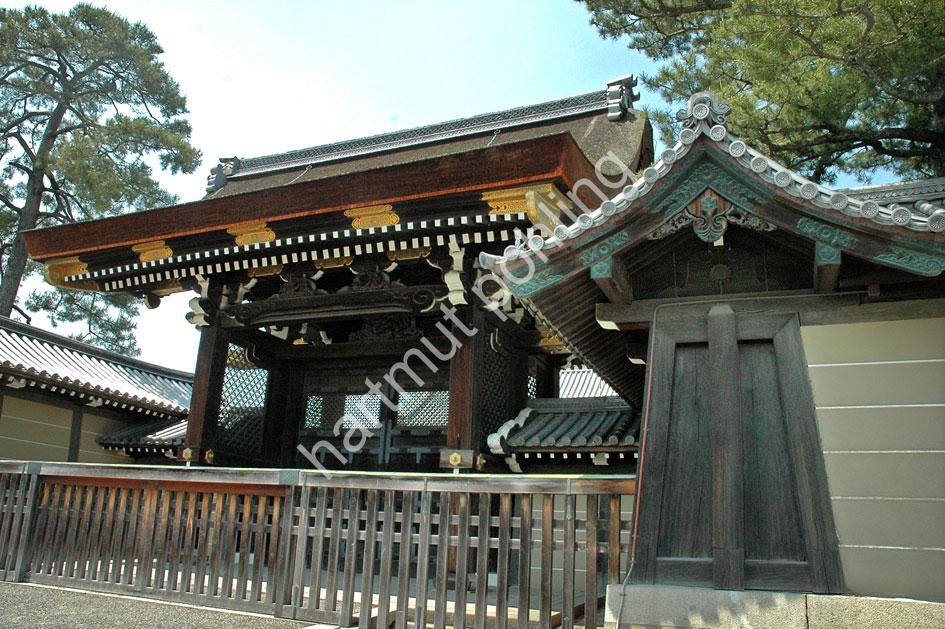 JAPANESE-PALACE-KYOTO-GOSHO-GATE-KENREI-MON02