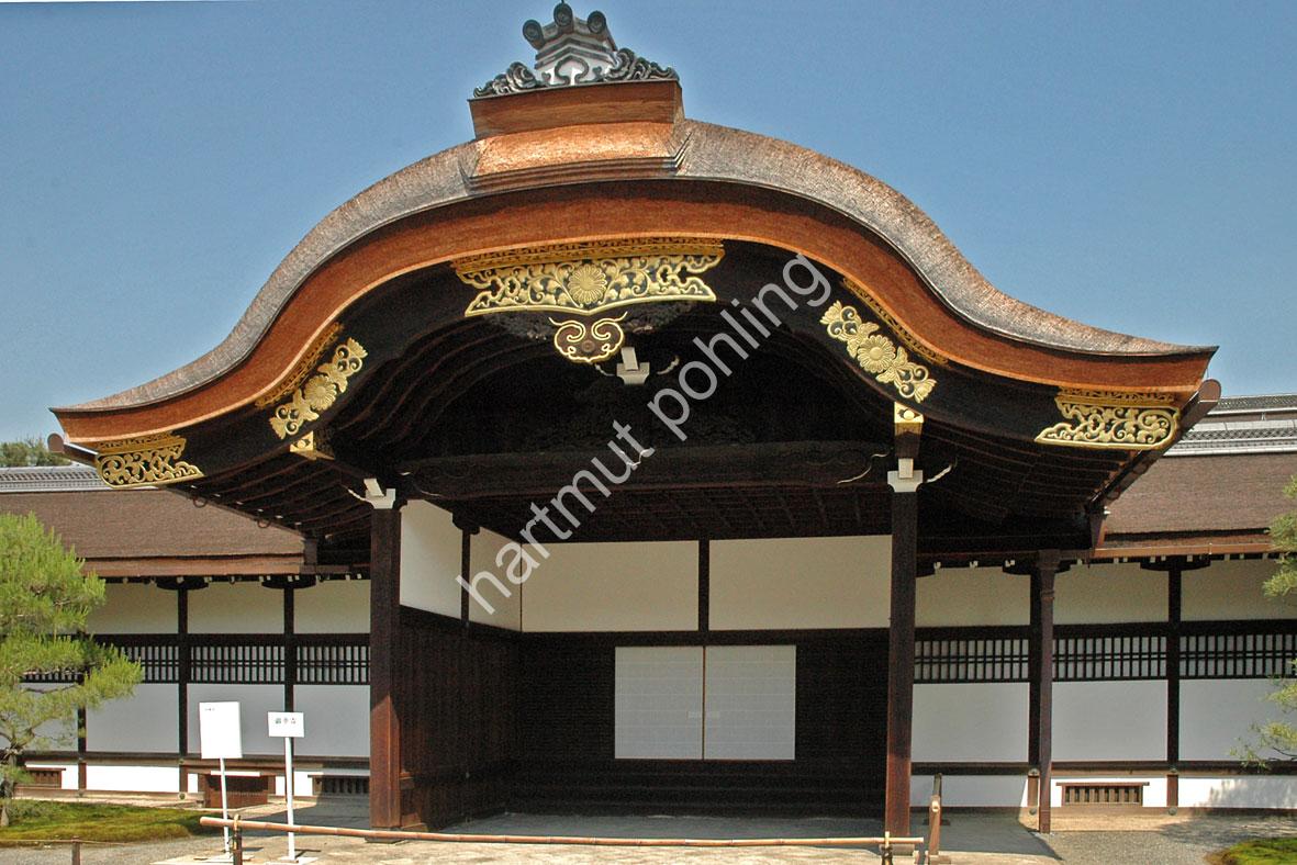 JAPANESE-PALACE-KYOTO-GOSHO-OKURUMAYOSE-ENTRANCE