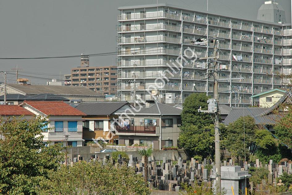 JAPAN-STADT-KAWASAKI-APARTMENT-HOUSE-AND-GRAVEYARD