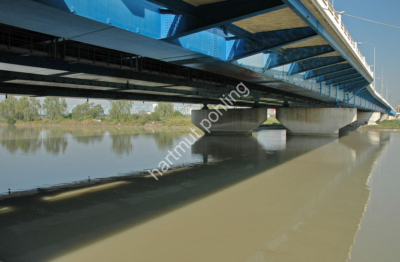 JAPAN-STADT-KAWASAKI-TAMA-RIVER-ROKUGO-BRIDGE
