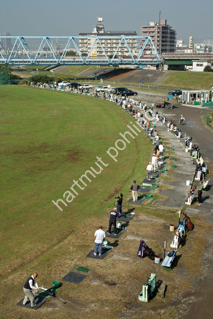 JAPAN-STADT-KAWASAKI-TAMA-RIVER-WEEKEND-GOLFER
