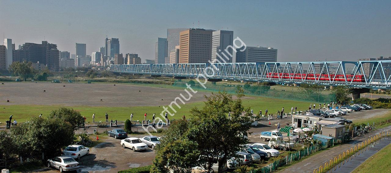 JAPAN-STADT-KAWASAKI-TAMA-RIVER-WEEKEND-GOLFER02