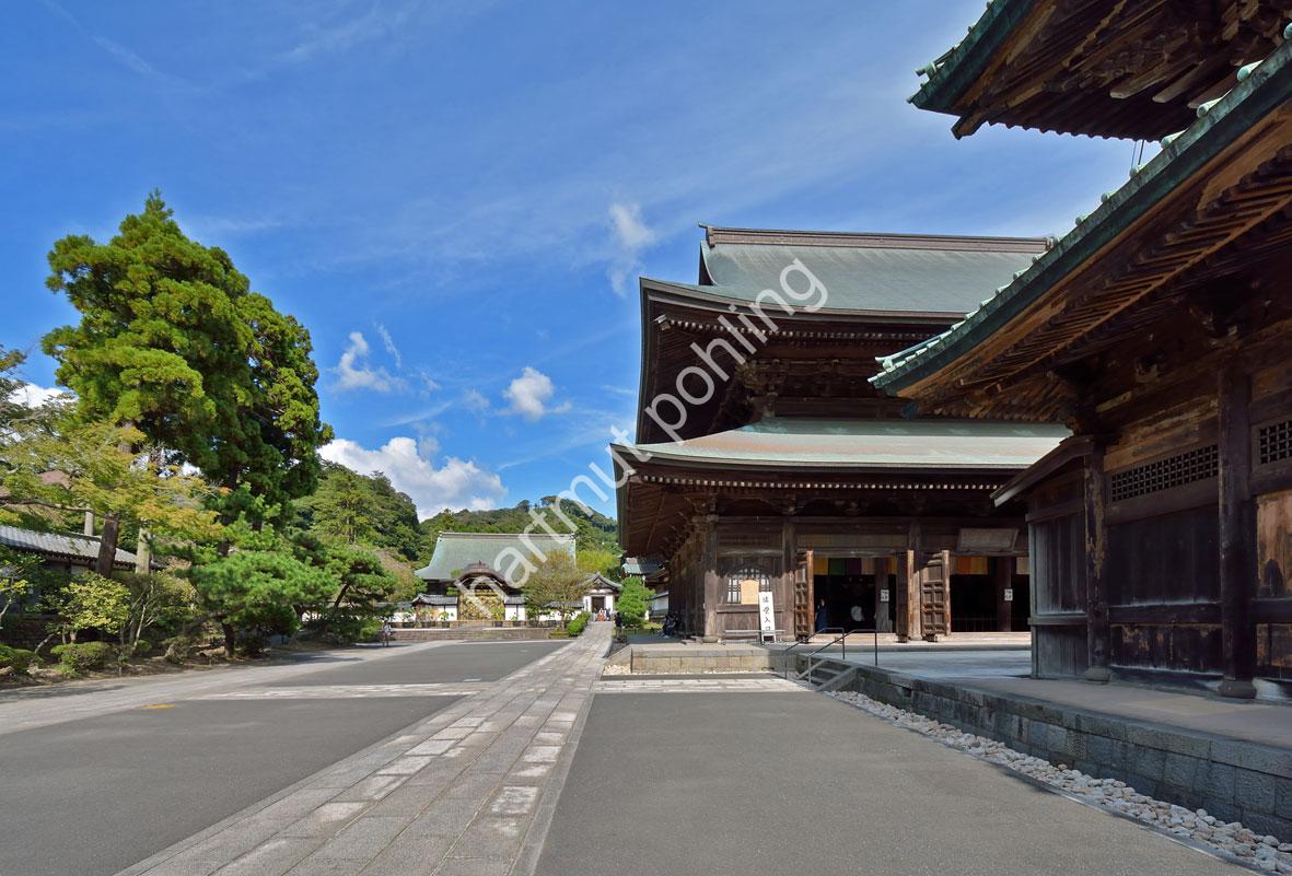JAPANESE-TEMPLE-KENCHO-JI-BUTSUDEN-AND-HATTO
