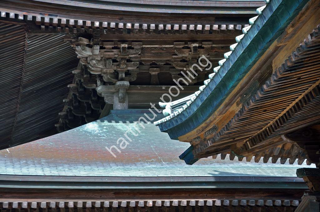 JAPANESE-TEMPLE-KENCHO-JI-ROOF-DETAIL