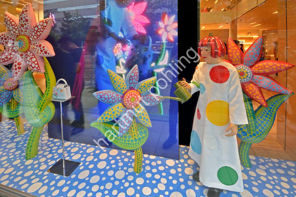 KUSAMA-YAYOI-LOUIS-VUITTON2023-02