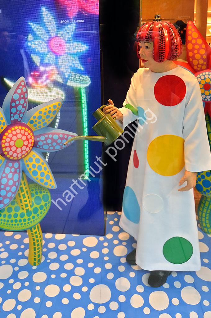 KUSAMA-YAYOI-LOUIS-VUITTON2023-03