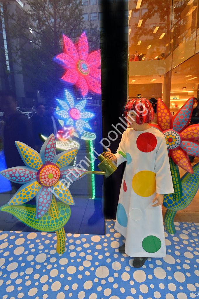 KUSAMA-YAYOI-LOUIS-VUITTON2023-04