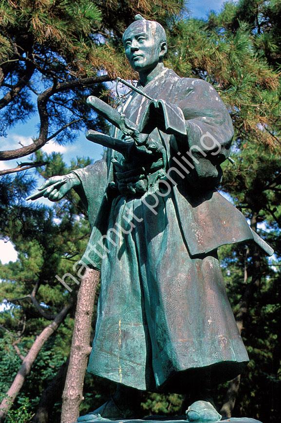 JAPAN-STADT-NIIGATA-SAMURAI-SCULPTURE