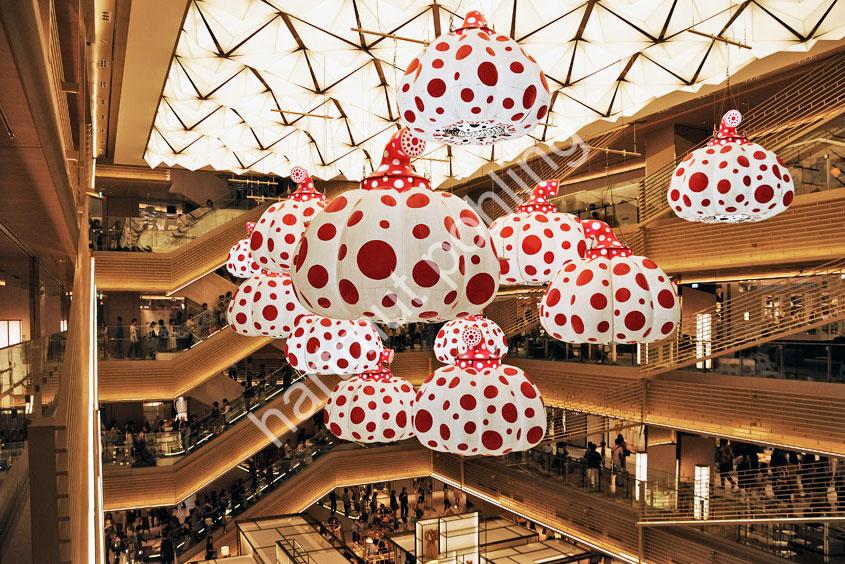 KUSAMA-YAYOI-PUMPKIN-GINZA-SIX04