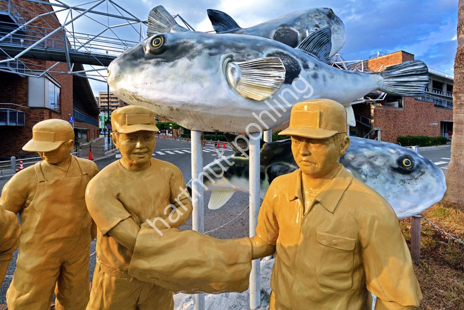 JAPAN-STADT-SHIMONOSEKI-SCULPTURE-FUGU-MARKET