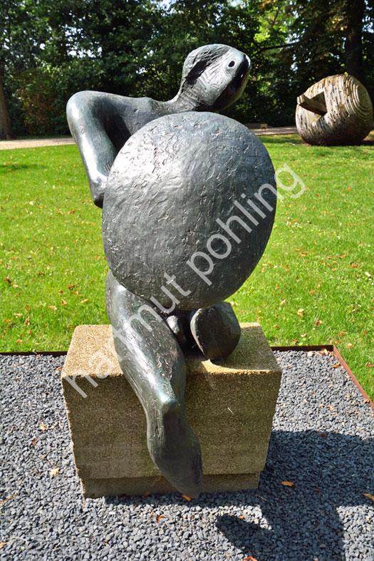 MOORE-HENRY-WARRIOR-WITH-SHIELD03