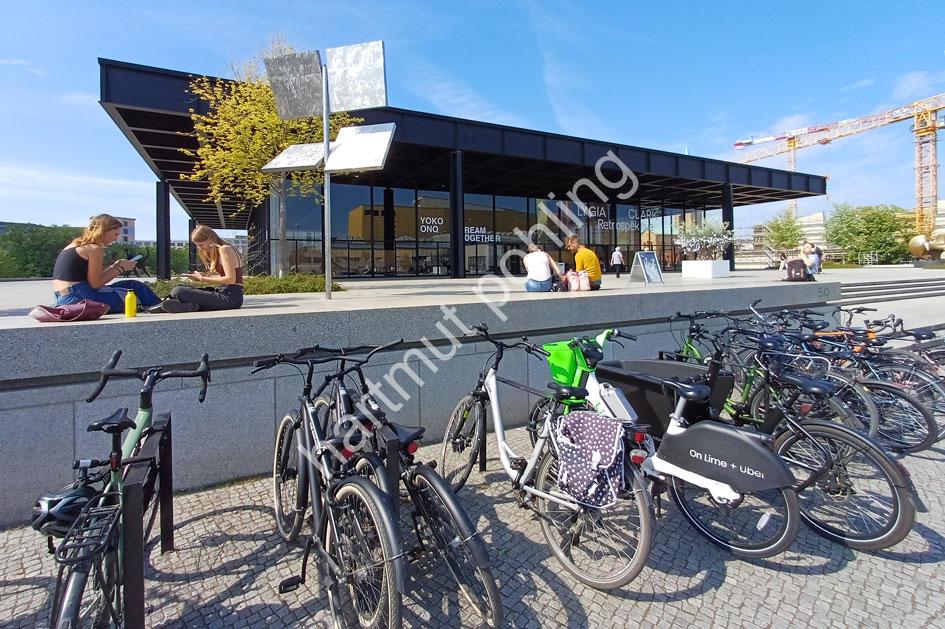 MIES-VAN-DER-ROHE-NEUE-NATIONALGALERIE-BERLIN09