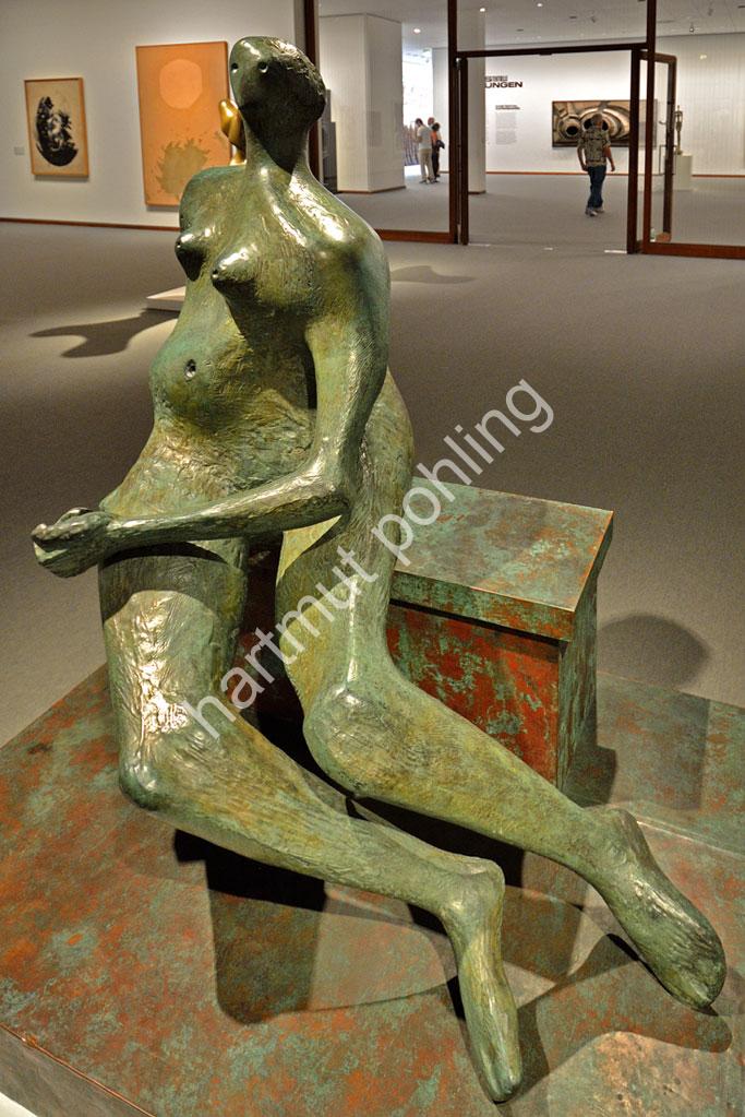 MOORE-HENRY-WOMAN-ON-BENCH03