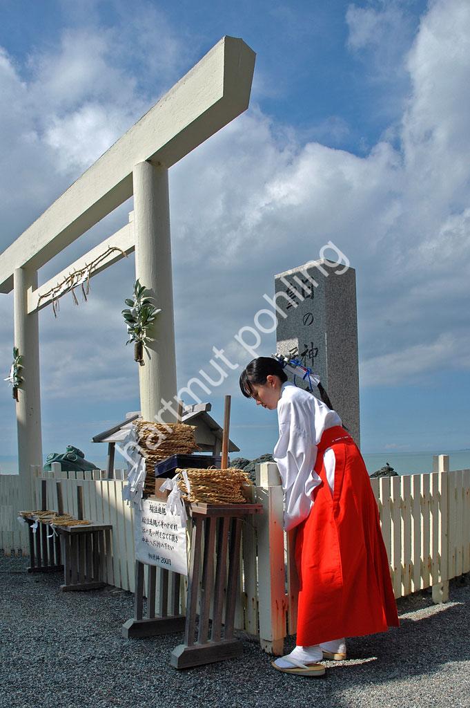 JAPAN-LANDSCAPE-MEOTO-IWA-MIKO03