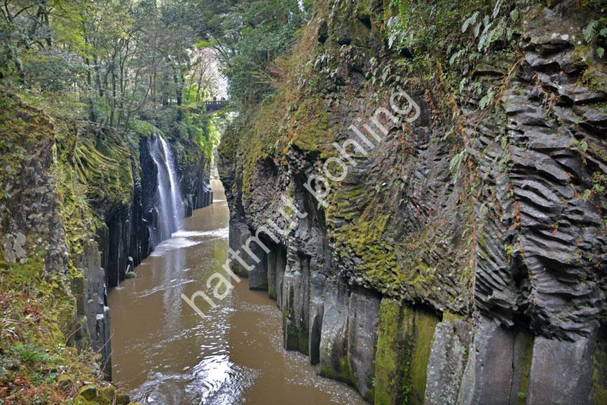JAPAN-LANDSCAPE-TAKACHIHO-MANAI-WATERFALL