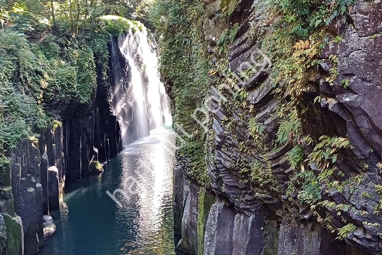 JAPAN-LANDSCAPE-TAKACHIHO-MANAI-WATERFALL02