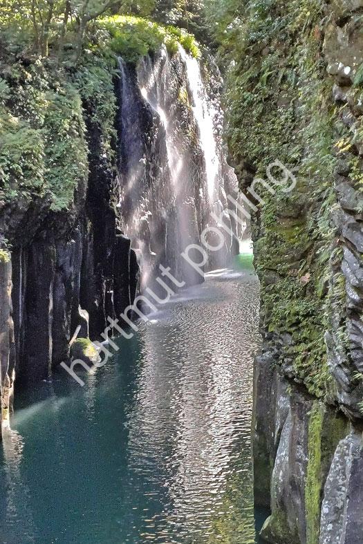 JAPAN-LANDSCAPE-TAKACHIHO-MANAI-WATERFALL03