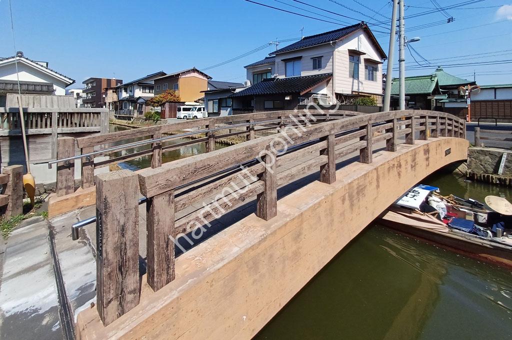 JAPAN-STADT-MATSUE-WOODEN-BRIDGE Holzbrücke über Kanal in der Stadt Matsue