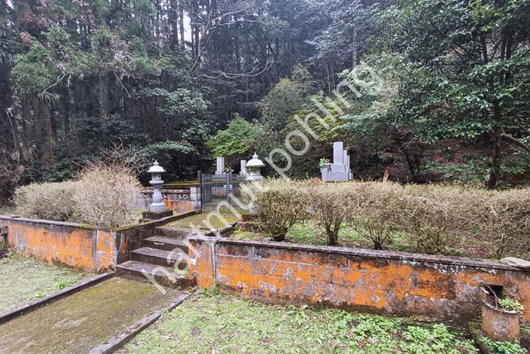 JAPAN-LANDSCAPE-IWAMI-GINZAN-GRAVEYARD Kleiner Friedhof nahe des Ryugenji-Mabu-Stollens der Iwami Ginzan Silbermine