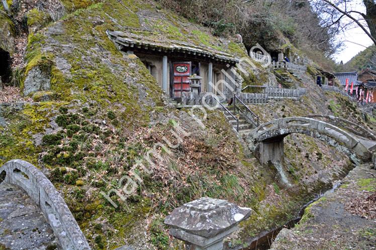 JAPAN-LANDSCAPE-IWAMI-GINZAN-RAKAN-JI02 Steinbrücken vor dem Tempel Rakan-ji im Städtchen Omori