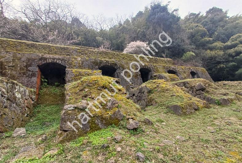 JAPAN-LANDSCAPE-IWAMI-GINZAN-SHIMIZUDANI-REFINERY-REMAINS02 Ruine der einstigen Raffinerie der Iwami Ginzan Silbermine