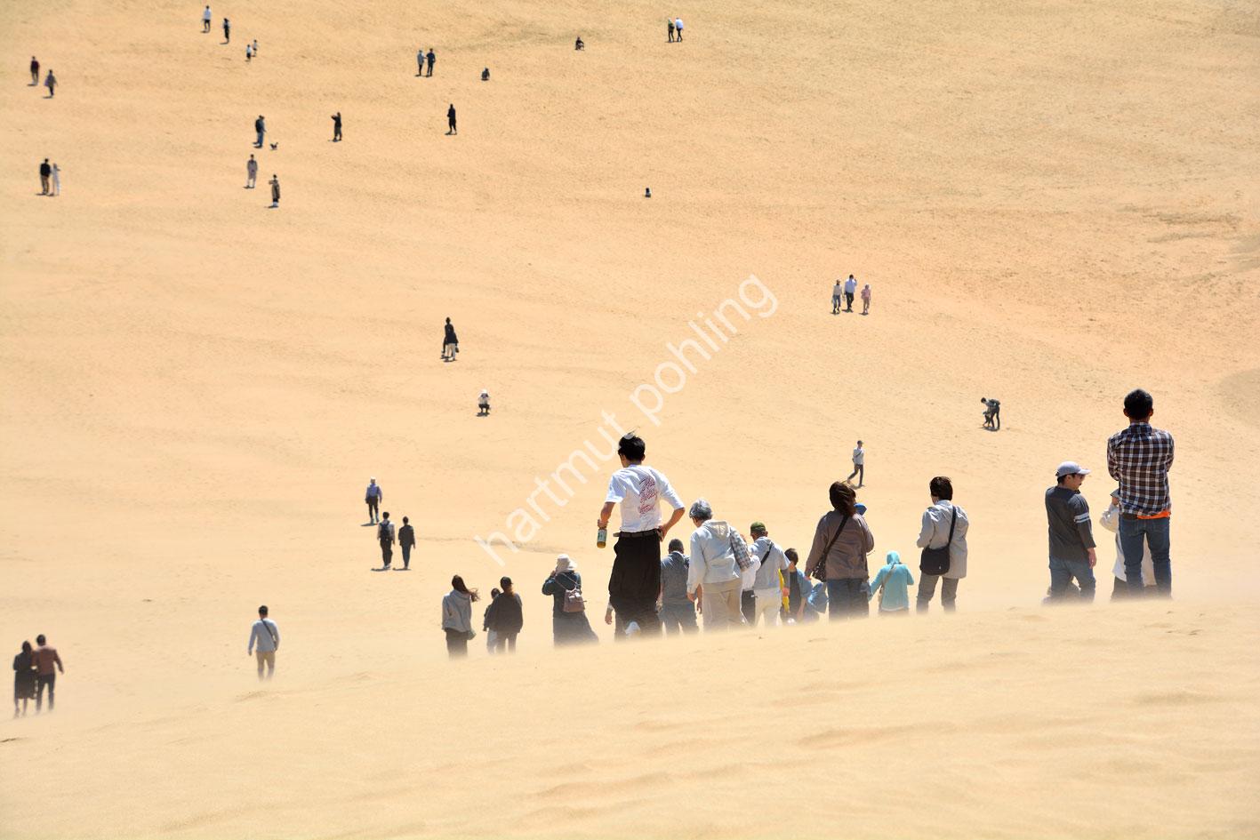 JAPAN-LANDSCAPE-TOTTORI-DUNES03 Touristen laufen über den Dünen von Tottori bis zum Japanischen Meer