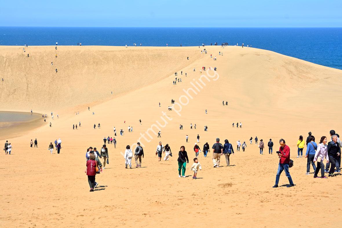 JAPAN-LANDSCAPE-TOTTORI-DUNES04 Touristen laufen über den Dünen von Tottori bis zum Japanischen Meer