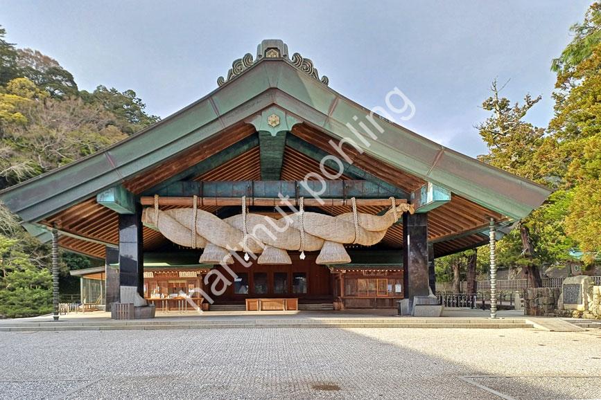 JAPANESE-SHRINE-IZUMO-TAISHA-SHIMENAWA-KAGURADEN