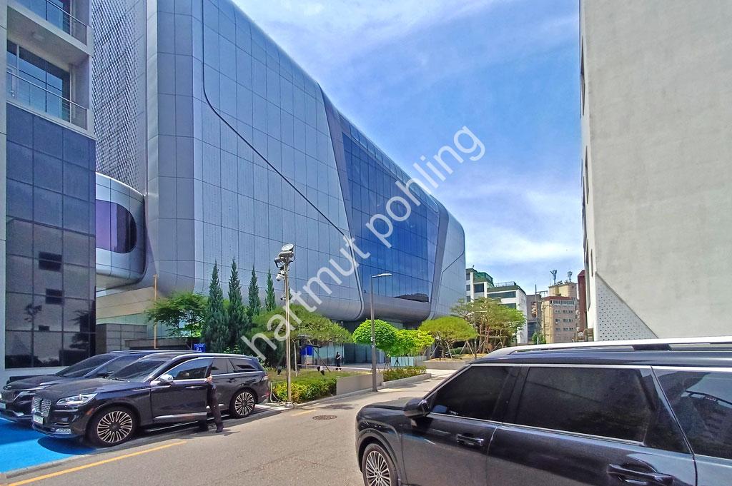 VAN-BERKEL-BEN-YG-ENTERTAINMENT-SEOUL04