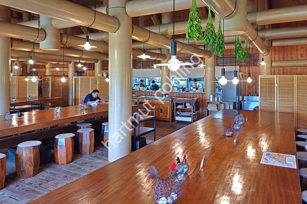 BAN-SHIGERU-HARU-SAN-SAN Restaurant with pillars made from recycled paper
