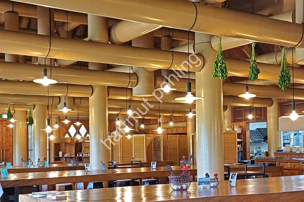BAN-SHIGERU-HARU-SAN-SAN03 Restaurant with pillars made from recycled paper